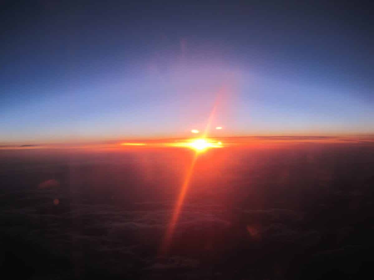 Photo d'un coucher de soleil au milieu des nuages et du ciel